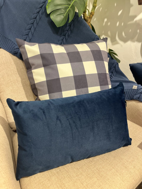 Almofada baguete veludo azul marinho