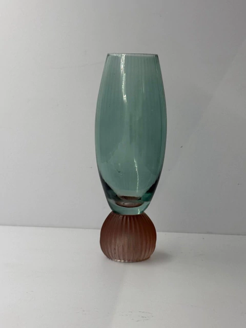 Taça verde com base canelada rosa - comprar online