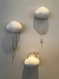 Escultura nuvem escada curva na internet