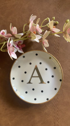 Pratinho redondo poá iniciais