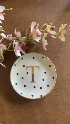 Pratinho redondo poá iniciais