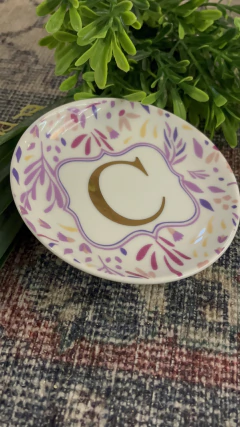 Pratinho redondo iniciais lavanda na internet