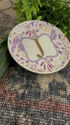 Pratinho redondo iniciais lavanda - Studio54decora