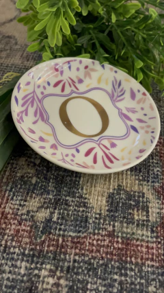 Pratinho redondo iniciais lavanda na internet