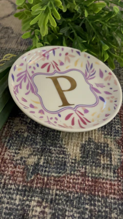 Pratinho redondo iniciais lavanda - Studio54decora