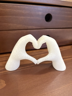 Escultura mãos coração mármore P - comprar online