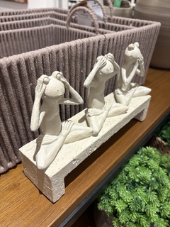 Escultura três sapos na internet