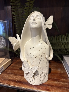 Escultura menina com borboletas - comprar online