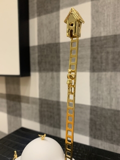 Escultura nuvem escalando um sonho na internet