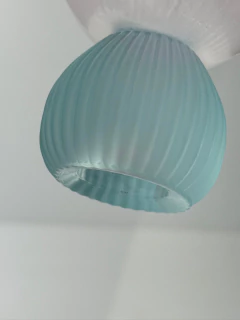 Taça rosa com base canelada azul na internet