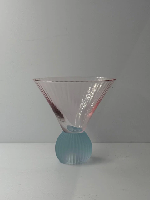 Taça rosa com base canelada azul - comprar online