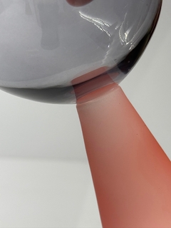 Taça fumê e rosa na internet