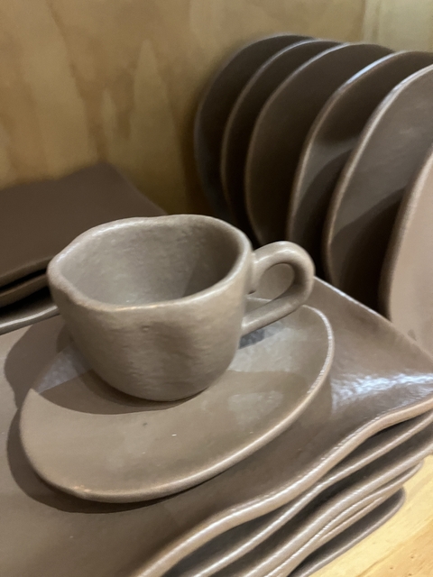 Xícara com pires em cerâmica Mocha Mousse - comprar online