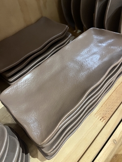 Bandeja retangular G em cerâmica mocha mousse - comprar online