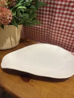 Bandeja orgânica em cerâmica off white - comprar online