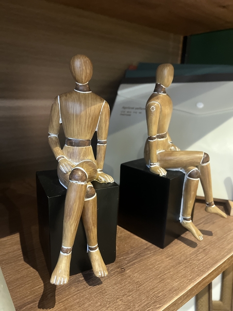 Escultura Boneco perna esquerda cruzada - comprar online