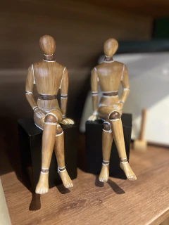 Escultura Boneco perna direita cruzada - Studio54decora