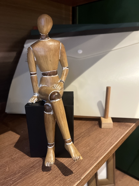 Escultura Boneco perna direita cruzada - comprar online