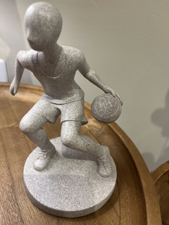 Escultura esporte bola na mão na internet
