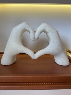 Escultura mãos coração mármore G
