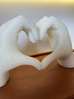 Escultura mãos coração mármore G - comprar online