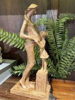 Escultura grávida e menina - comprar online