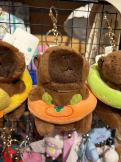 Chaveiro Capivara com bóia cenoura - comprar online