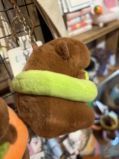 Chaveiro Capivara com bóia sapo - Studio54decora