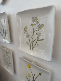 Prato quadrado florzinha azul na internet