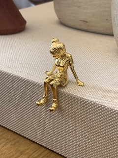 Escultura menina sentada