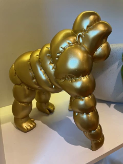 Escultura macaco dourado