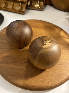 Conjunto saleiro e pimenteiro em madeira