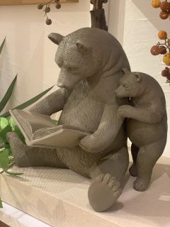 Escultura Urso lendo - comprar online