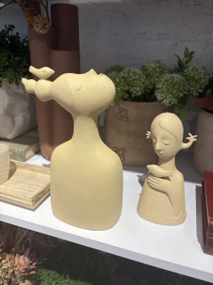 Escultura mulher com passarinho P - Studio54decora