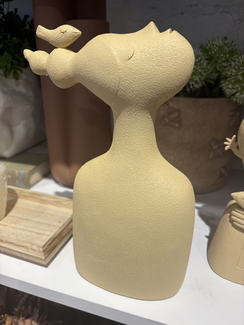 Escultura mulher com passarinho G - comprar online
