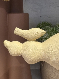 Escultura mulher com passarinho G - Studio54decora