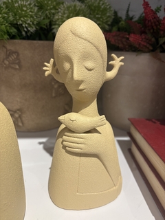 Escultura mulher com passarinho P - comprar online