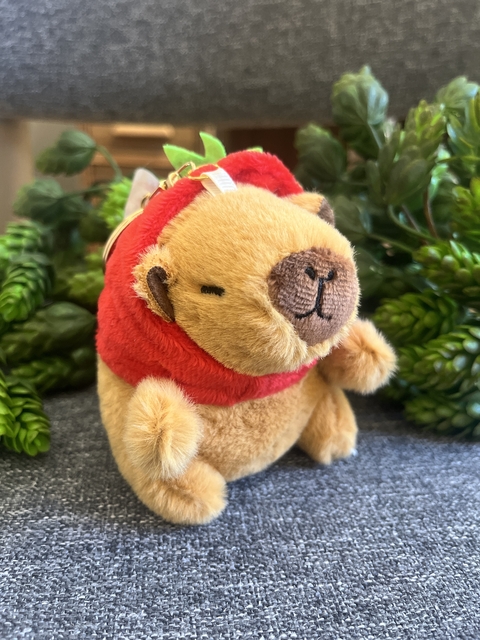 Chaveiro pelucia Capivara (morango) - comprar online