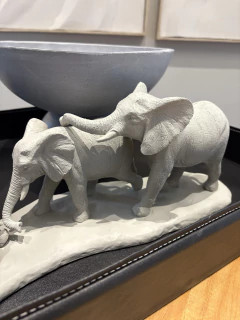 Escultura familia elefantes na internet