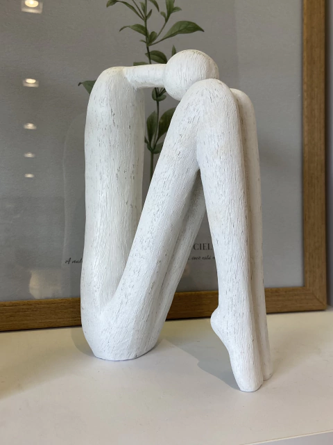 Escultura cabeça no joelho