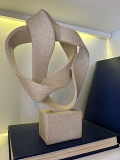 Escultura fitas entrelaçadas na internet