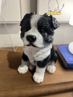 Escultura cachorro em resina P&B