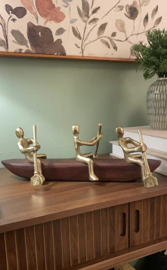 Escultura pessoas na canoa