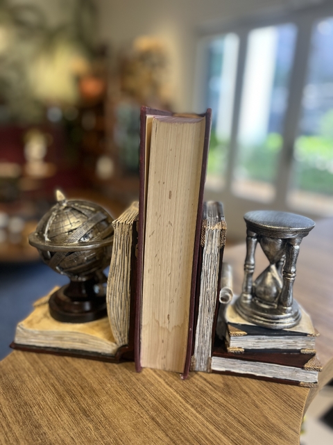 Aparador de livros ampulheta e globo