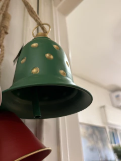 Sino verde com poá dourado na internet