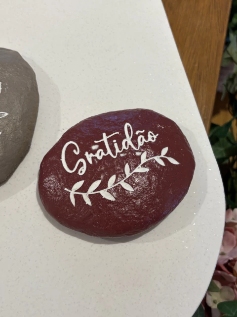 Enfeite Pedra Gratidão marsala - comprar online