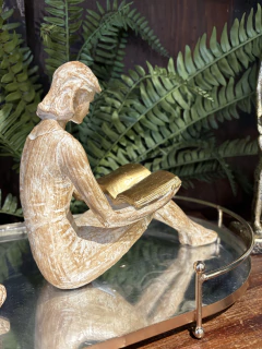 Escultura mulher lendo - Studio54decora