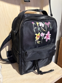 Mini mochila preta com flores na internet