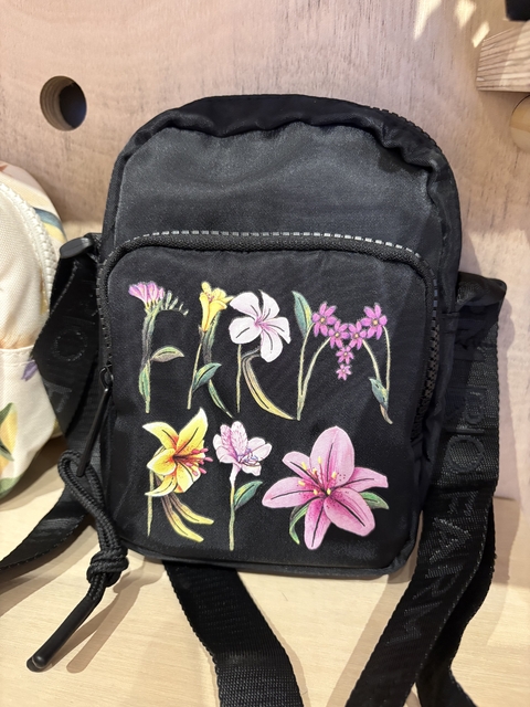 Bolsinha preta com flores - comprar online