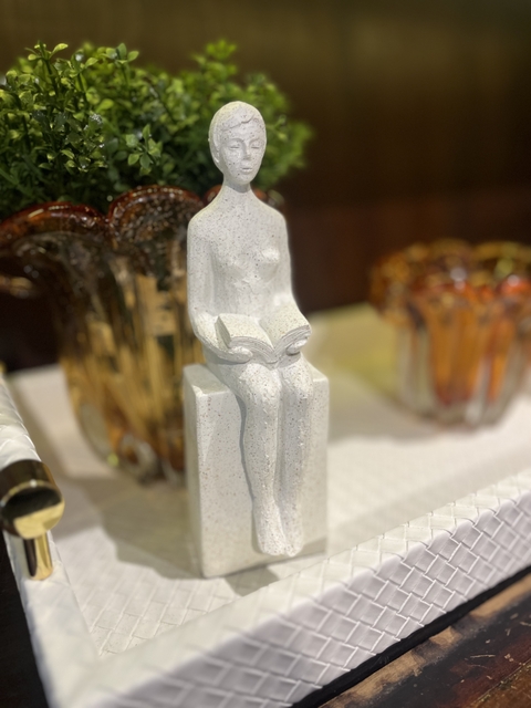 Escultura mulher lendo